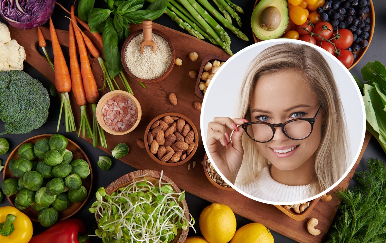 बुज़ुर्ग दंपति स्वस्थ खाना खाते हुए